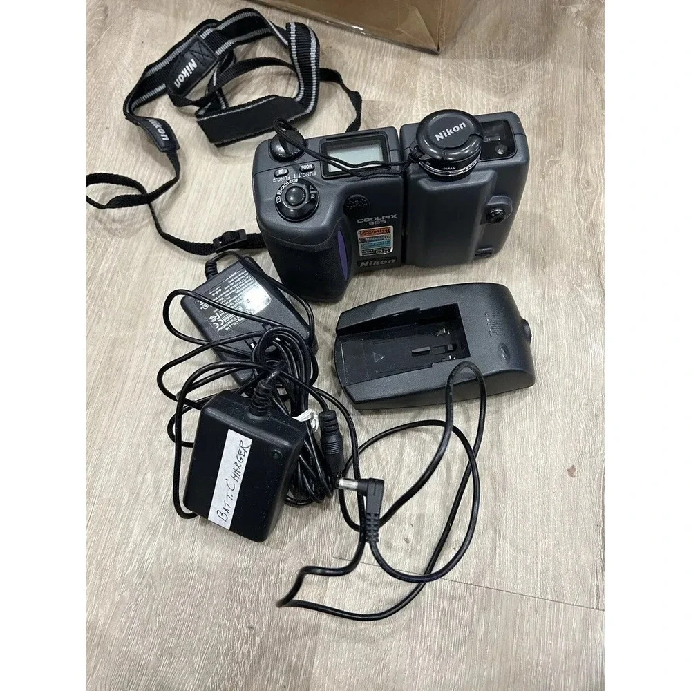 Nikon Coolpix 995 3.2MP Digital Camera 4x Optical Zoom W/ Bag and charger Tested